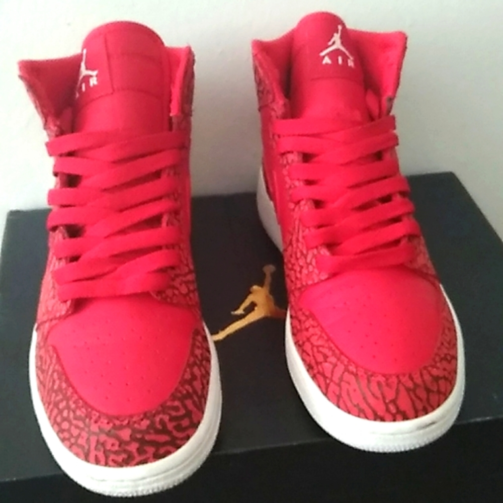Jordan 1 Retro Hi, Red Elephant Print Big Boy Size 5.5y= Size 7 in Women